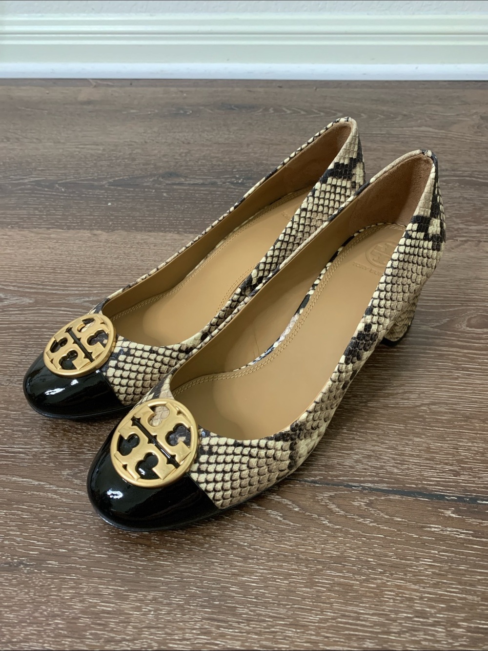 Tory Burch women’s Chelsea snake print cap toe Pumps 10